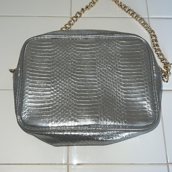 VICTORIA’S SECRET • Metallic Silver Chain Cross Body Shoulder Bag Satchel Purse - Picture 5 of 9